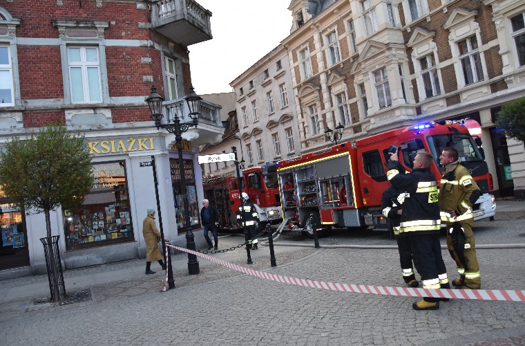 Krotoszyn: Pożar kamienicy na rynku. 6 osób ewakuowanych [FOTO] - Zdjęcie główne