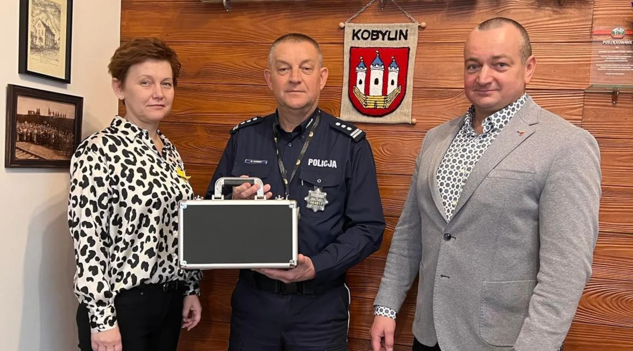 Burmistrz Kobylina przekazał policji nowy alkomat - Zdjęcie główne