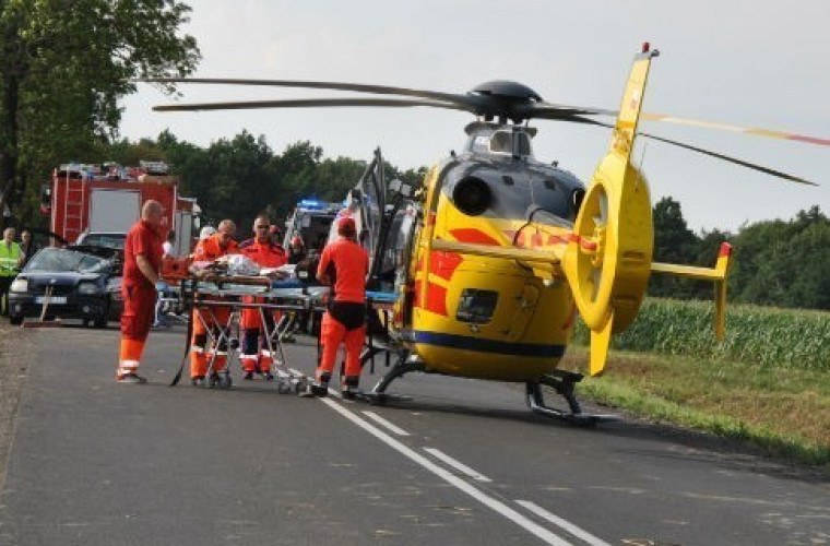 Helikopter przyleciał po dziecko. Drzewo spadło na auto  - Zdjęcie główne