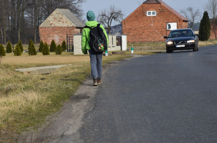 Raszewy chcą chodnika.  Starosta: Byłbym niepoważny, gdybym to obiecał - Zdjęcie główne