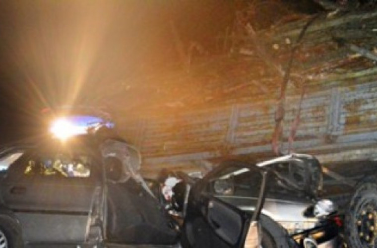 Sulmierzyce:Kierowca osobówki wbił się pod przyczepę ciągnika - Zdjęcie główne