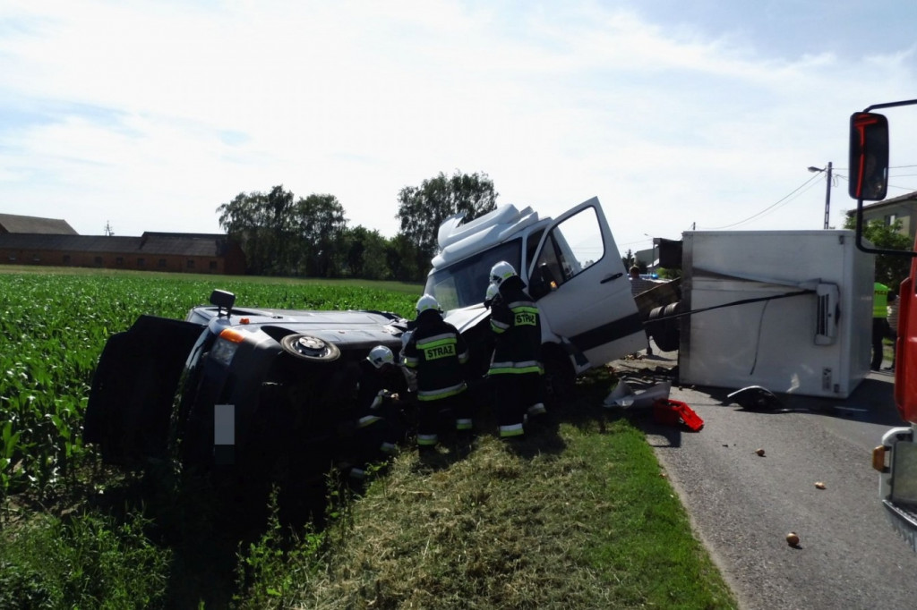 Gałązki. Kolizja na drodze DW 438. Bus w rowie [ZDJĘCIA] - Zdjęcie główne