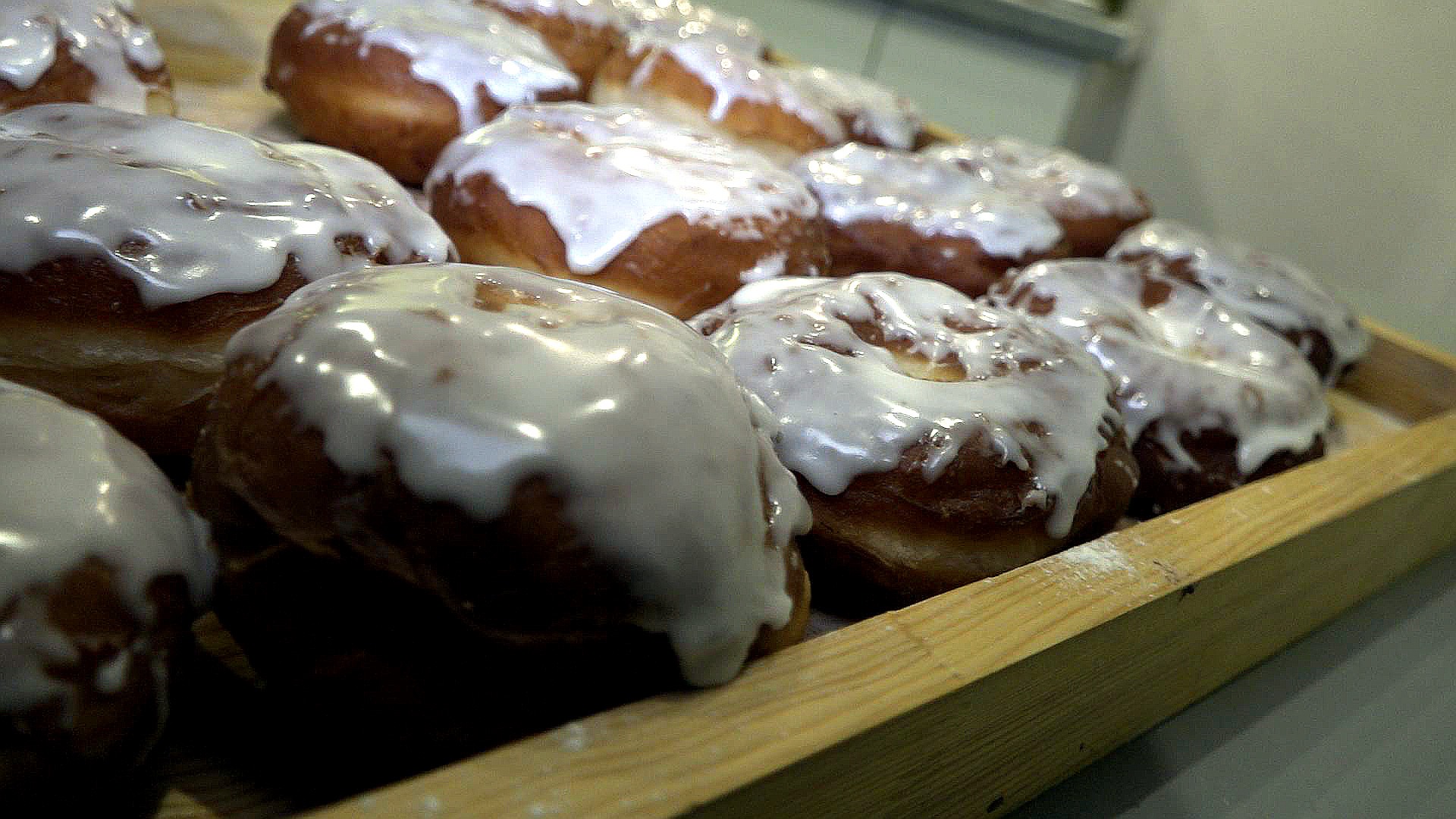 Hotka i Kuba przygotowują domowe pączki