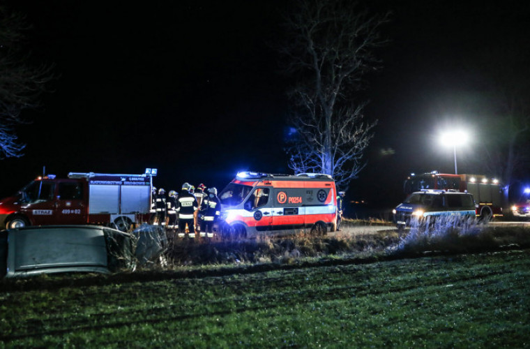 Kobylin – Baszków. Auto w rowie. Kierowca trafił do szpitala [ZDJĘCIA] - Zdjęcie główne