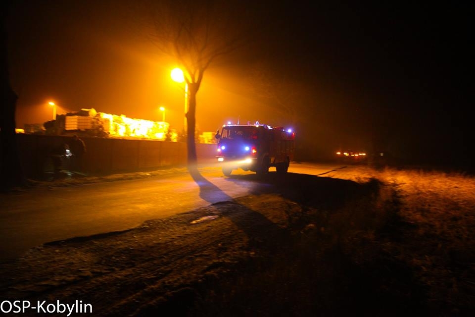 Kobylin - Baszków. Pożar w zakładzie utylizacji odpadów [FOTO i WIDEO] - Zdjęcie główne