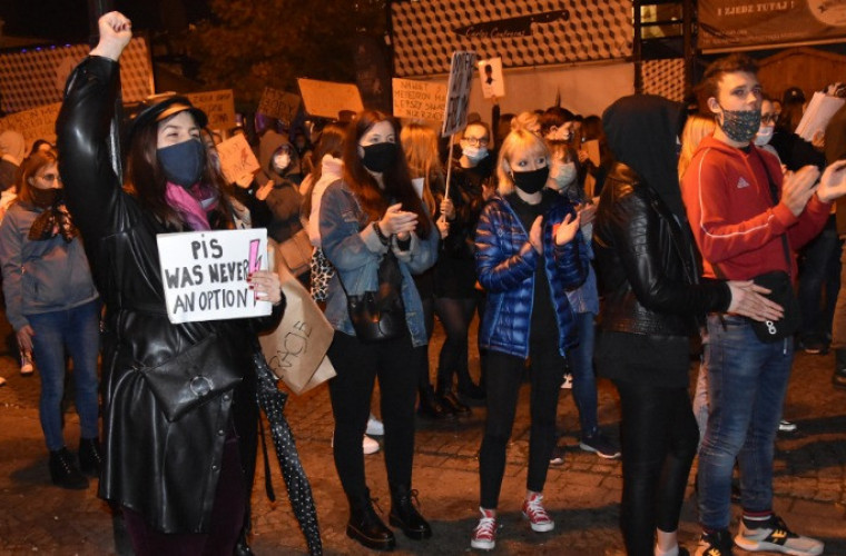 Krotoszyn. Co dalej z protestami kobiet? Jest oświadczenie organizatorek - Zdjęcie główne