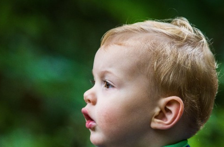 Dziecko bez butów samo błąkało się po mieście. Gdzie byli rodzice?  - Zdjęcie główne