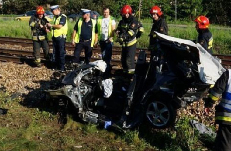 Seat wjeżdża pod pociąg. Policja pokazuje nagranie - Zdjęcie główne