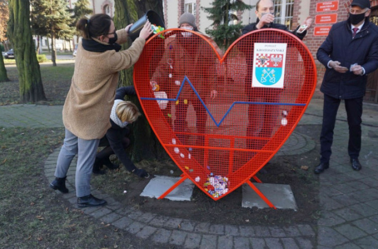 Krotoszyn. Przed starostwem stanęło serce na nakrętki [ZDJĘCIA] - Zdjęcie główne