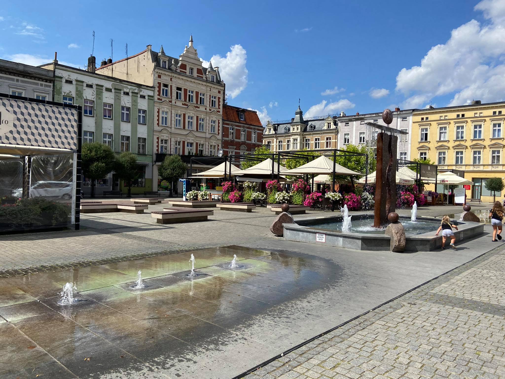 Fontanna w centrum Krotoszyna jest brudna.