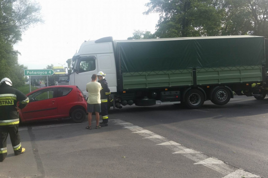 Zderzenie z ciężarówką. Dwie osoby poszkodowane [ZDJĘCIA] - Zdjęcie główne