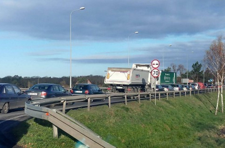 Zderzenie 4 samochodów na DK 11 za Nowym Miastem. Droga zablokowana  - Zdjęcie główne