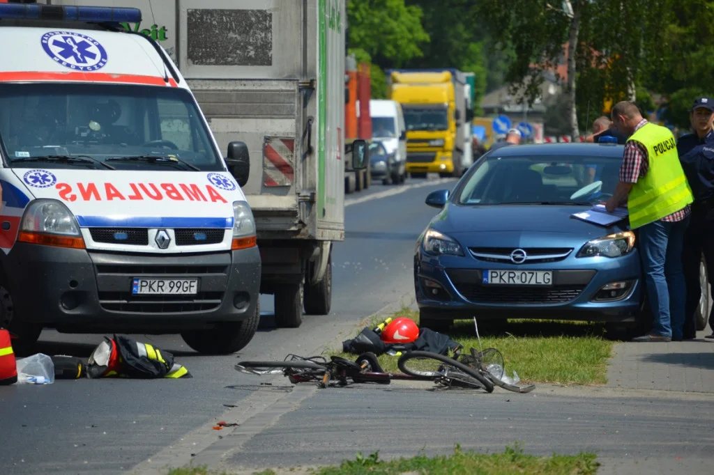 Krotoszyn. Ciężarówka potrąciła rowerzystkę. Kobieta uwięziona pod kołami samochodu [AKTUALIZACJA] - Zdjęcie główne