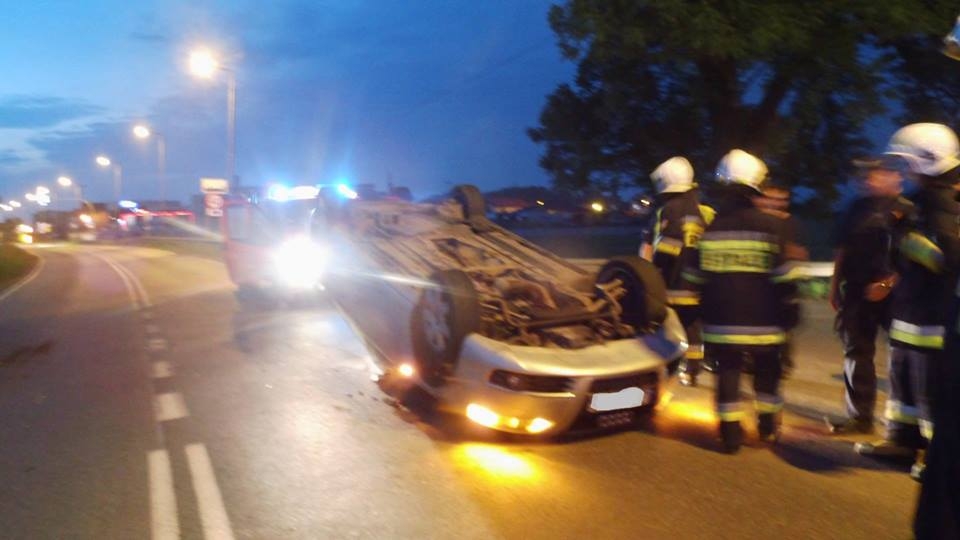 Koźmin Wlkp. Audi dachowało na krajówce [ZDJĘCIA] - Zdjęcie główne