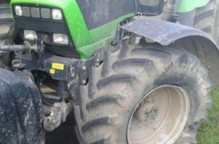 Zderzenie ciągnika z samochodem osobowym - Zdjęcie główne