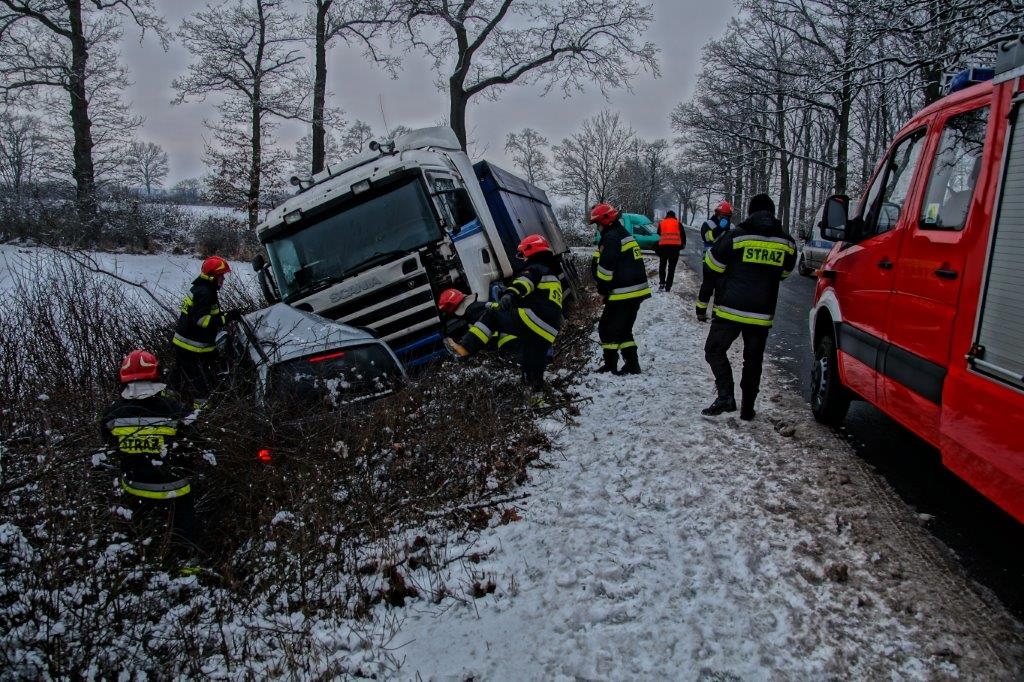 Kuklinów. Zderzenie ciężarówki z samochodem osobowym [FOTO] - Zdjęcie główne