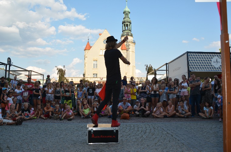 Krotoszyn. Rynek opanowany przez tancerzy, kuglarzy i cyrkowców [FILM] - Zdjęcie główne