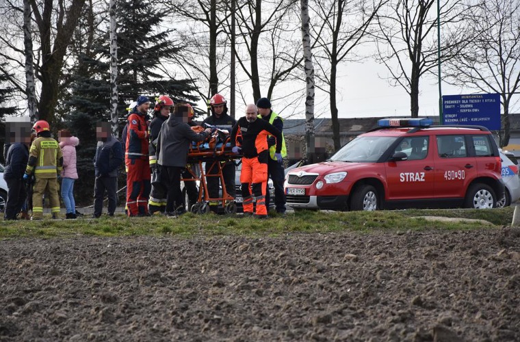 Wypadek w Rozdrażewie. Zmiażdżone auto w rowie [FOTO I FILM] - Zdjęcie główne
