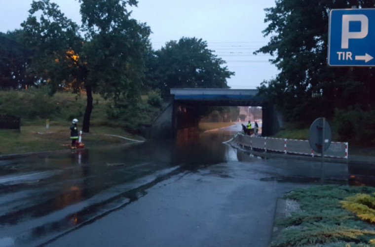 Krotoszyn. Krajówka zablokowana. Na Kobylińskiej stoi woda - Zdjęcie główne