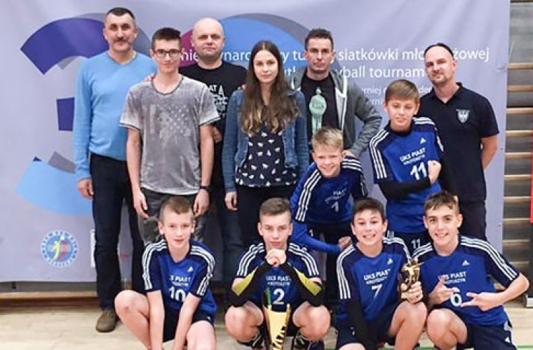 Siatkarze UKS Piast „czarnym koniem” Międzynarodowego Turnieju – WOLA-CUP 2016 - Zdjęcie główne