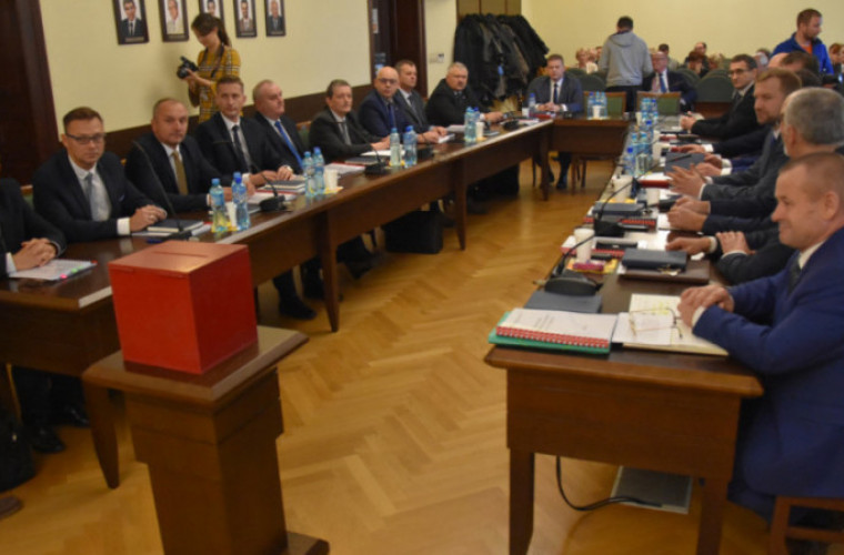 Powiat krotoszyński. Radni OPS chcą powrotu stacjonarnych sesji - Zdjęcie główne