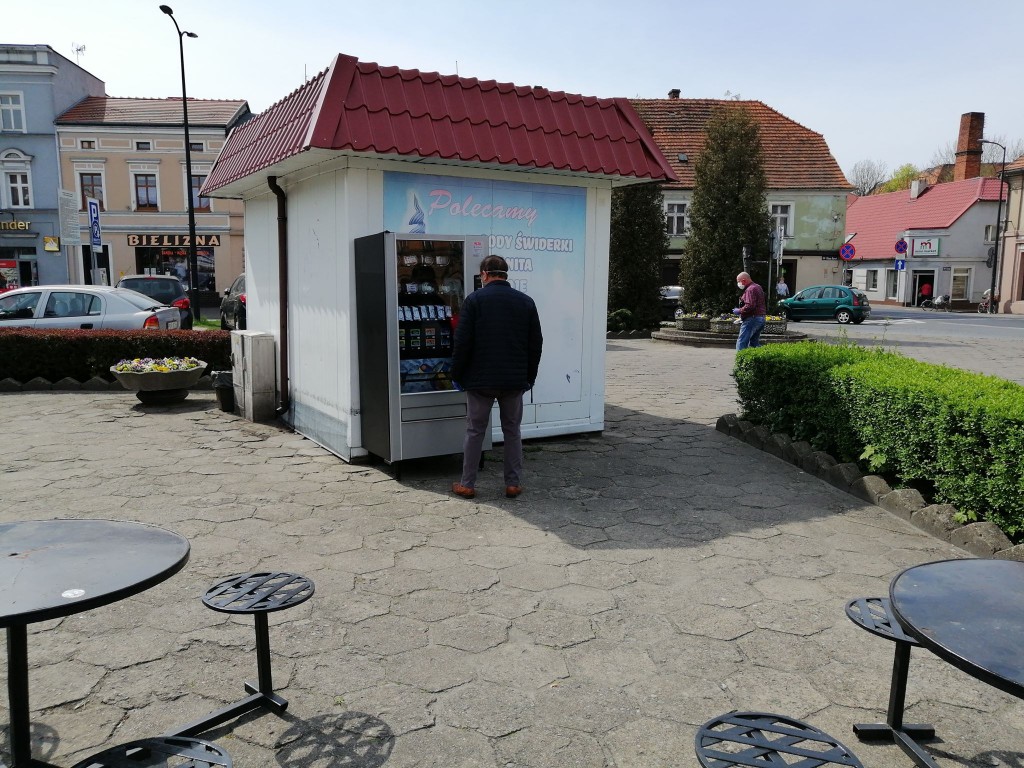 Automat ma maseczkami w Koźminie - Zdjęcie główne