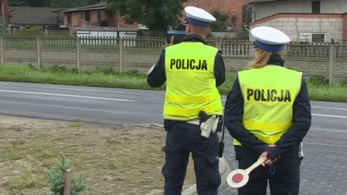 Baszków. Nastolatek pędził przez wieś. Zatrzymali go policjanci - Zdjęcie główne