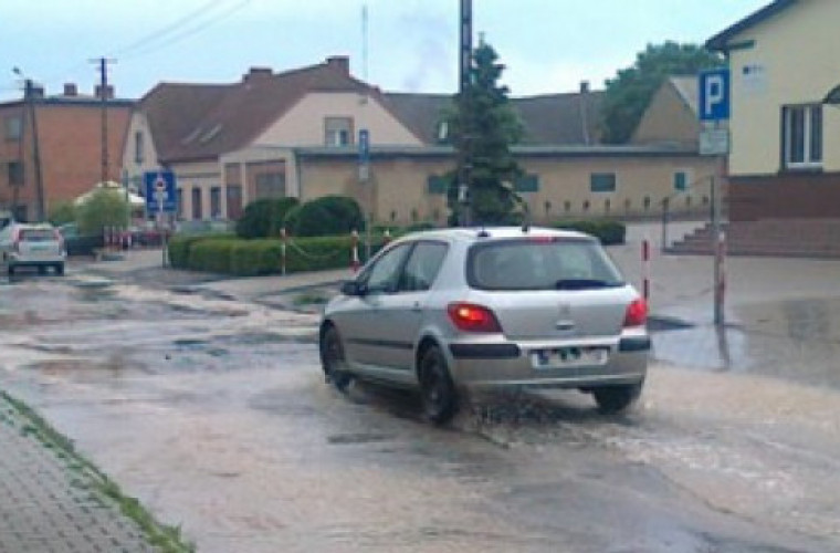 Grębów zalany. Ulica i piwnice pod wodą  - Zdjęcie główne