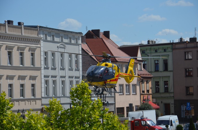 Krotoszyn. Mężczyzna zasłabł. Pomagali mu strażacy i Lotnicze Pogotowie Ratunkowe [FOTO I WIDEO] - Zdjęcie główne