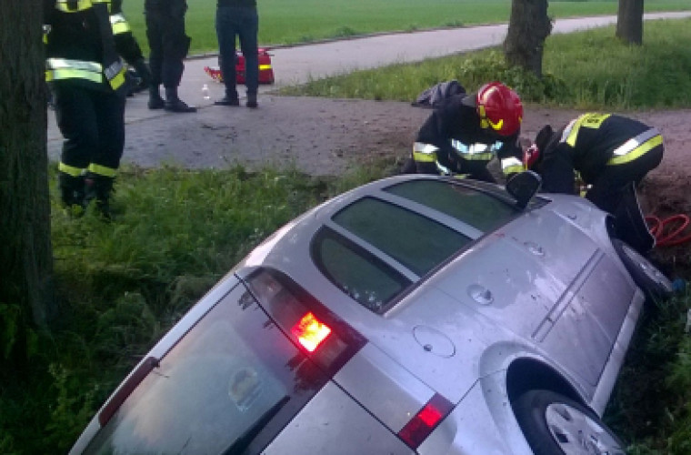 Kierowca zasnął za kierownicą i zjechał do rowu. Dwie osoby w szpitalu [ZDJĘCIA] - Zdjęcie główne