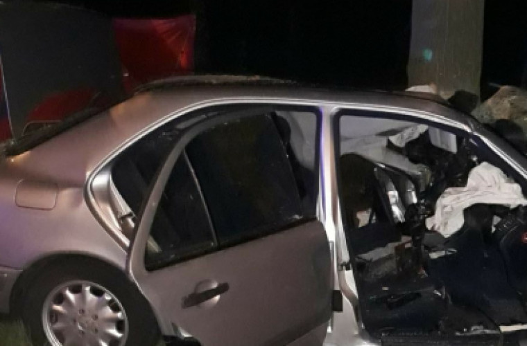 Krotoszyn. Wypadek śmiertelny. Mercedes uderzył w drzewo - Zdjęcie główne
