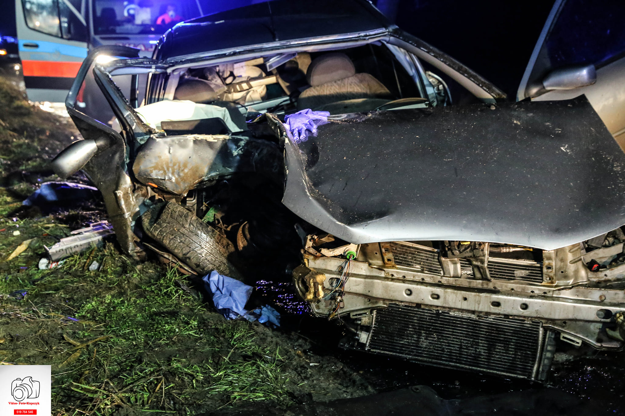 Baszków – Kobylin. Samochód uderzył w drzewo [ZDJĘCIA] - Zdjęcie główne