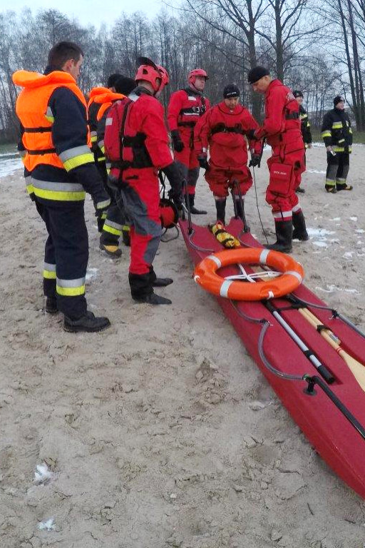 Krotoszyn. Zarwał się lód i dziecko wpadło do jeziora [FOTO] - Zdjęcie główne