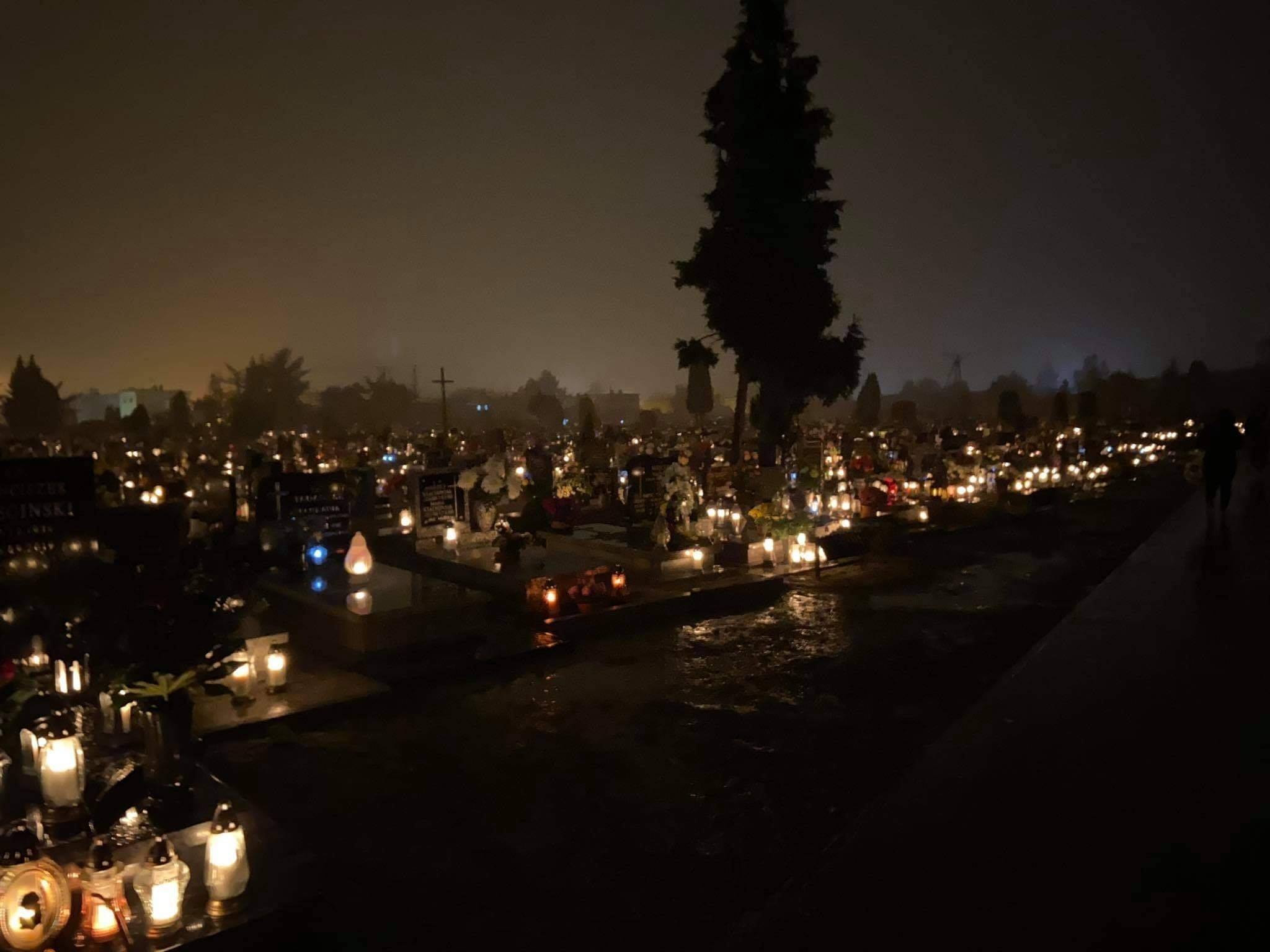 Czy cmentarze we Wszystkich Świętych będą zamknięte? Rząd odpowiada - Zdjęcie główne