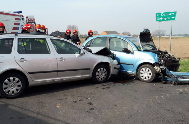 Wyki. Zderzyły się dwa auta. Dwie osoby w szpitalu - Zdjęcie główne