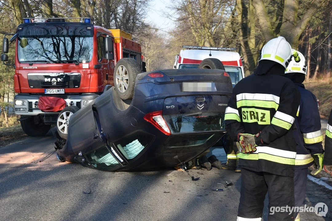 Citroen dachował na śliskiej drodze. Krotoszynianka w szpitalu - Zdjęcie główne