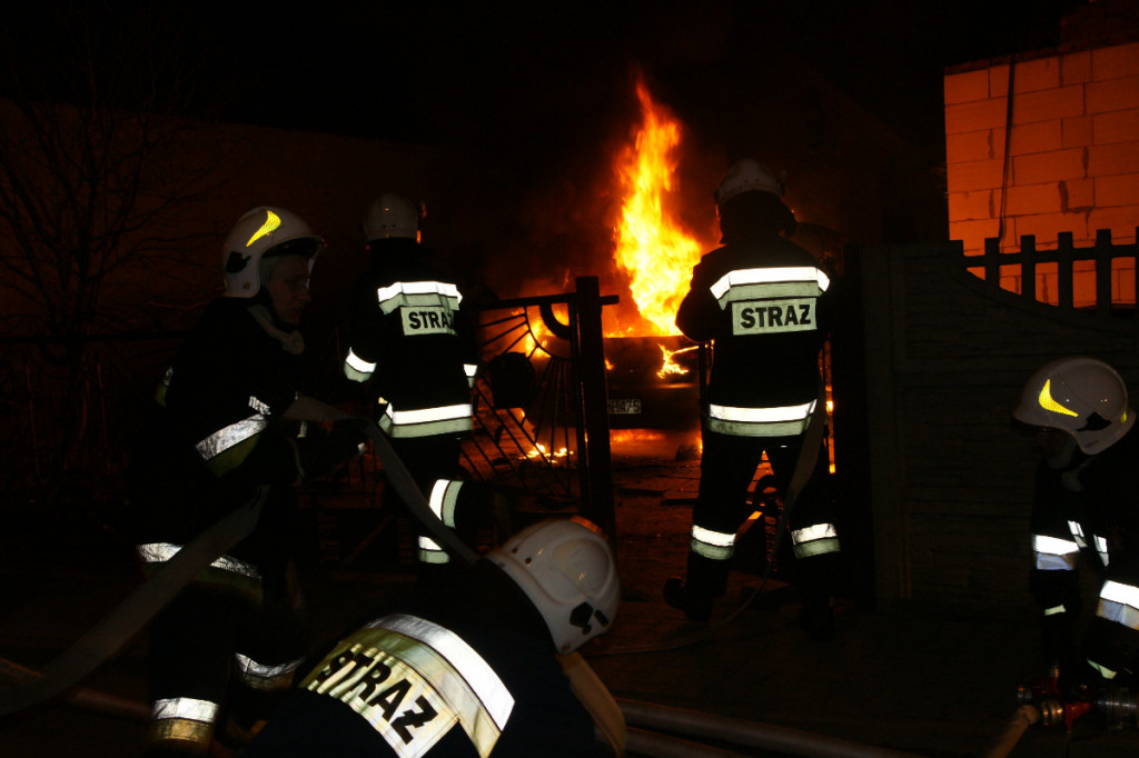 Pożar samochodu w Świnkowie. Akcja OSP Biadki - Zdjęcie główne