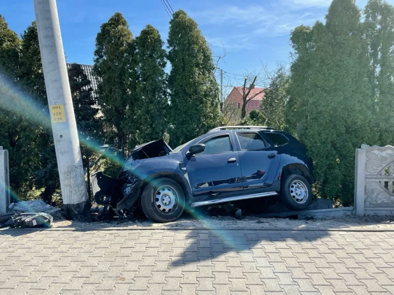 Koźminianin wjechał autem w płot  [ZDJĘCIA] - Zdjęcie główne