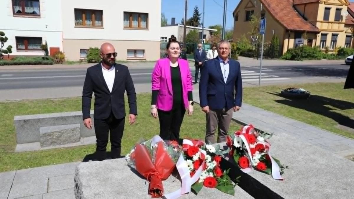 Kobylin uczcił 3 maja. Symboliczny hołd przy pomniku [ZDJĘCIA]