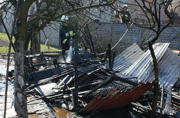 Koźmin Wlkp. Ogień zagrażał królikom w klatkach - Zdjęcie główne