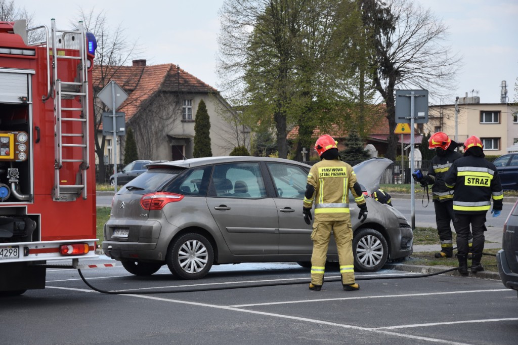 Pożar auta przy markecie - Zdjęcie główne