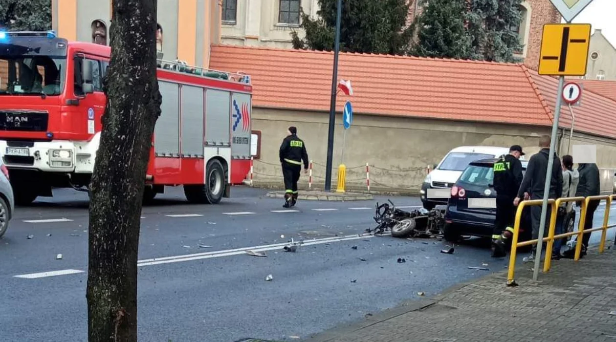 Koźmin Wlkp. Skuterem wjechał w samochód osobowy. Jedna osoba ranna - Zdjęcie główne