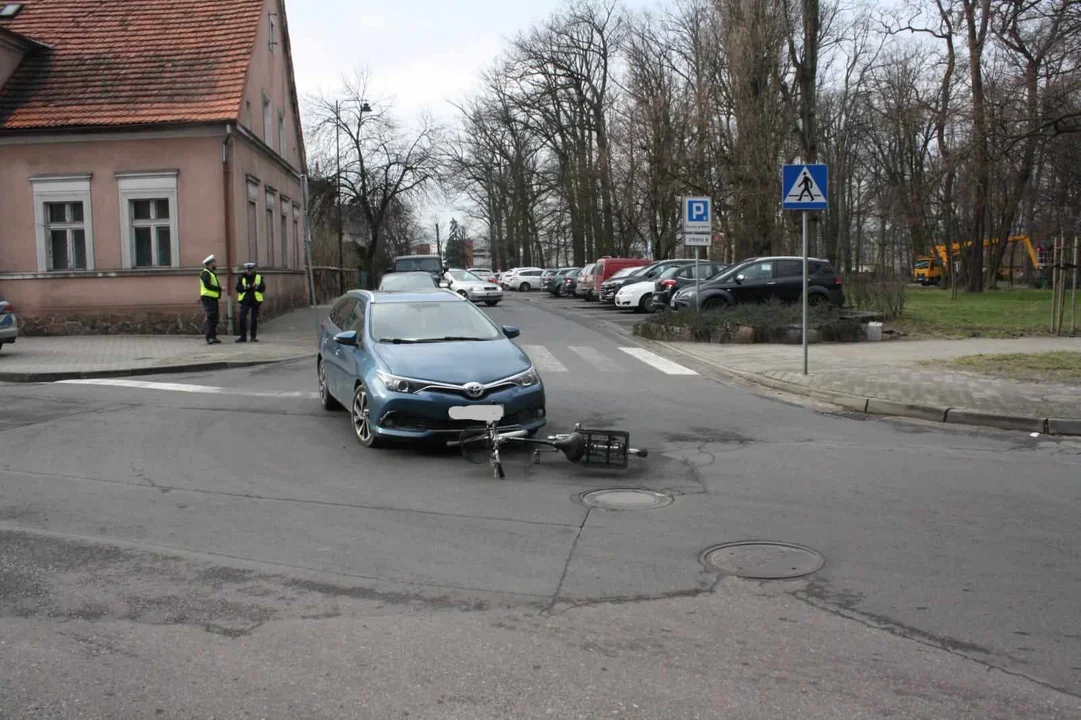 Krotoszyn. Samochód potrącił rowerzystę. Mężczyzna został zabrany do szpitala. - Zdjęcie główne