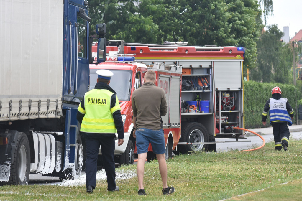 Krotoszyn. Wyciek paliwa z ciężarówki - Zdjęcie główne