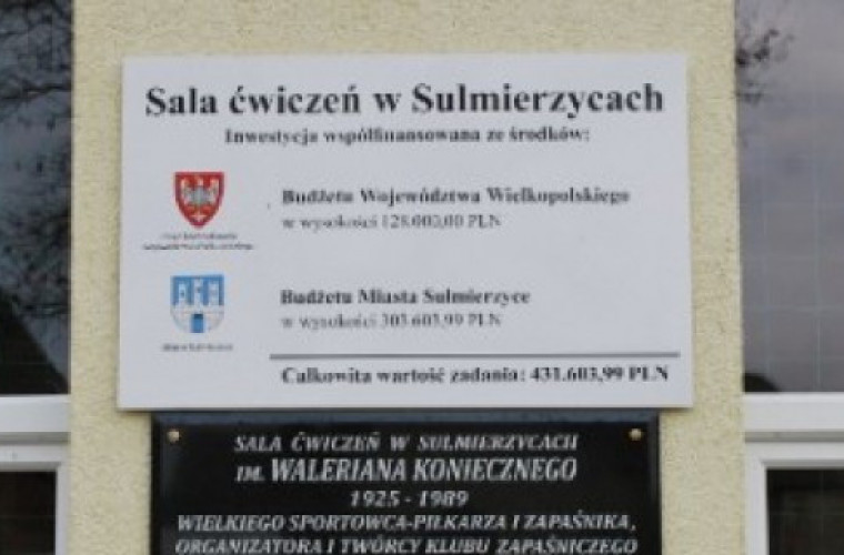 Tablica na sali w Sulmierzycach wisi niezgodnie z prawem?  - Zdjęcie główne