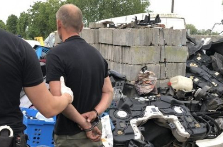 Kradli auta z Niemiec, policja zlokalizowała "dziuple"  - Zdjęcie główne
