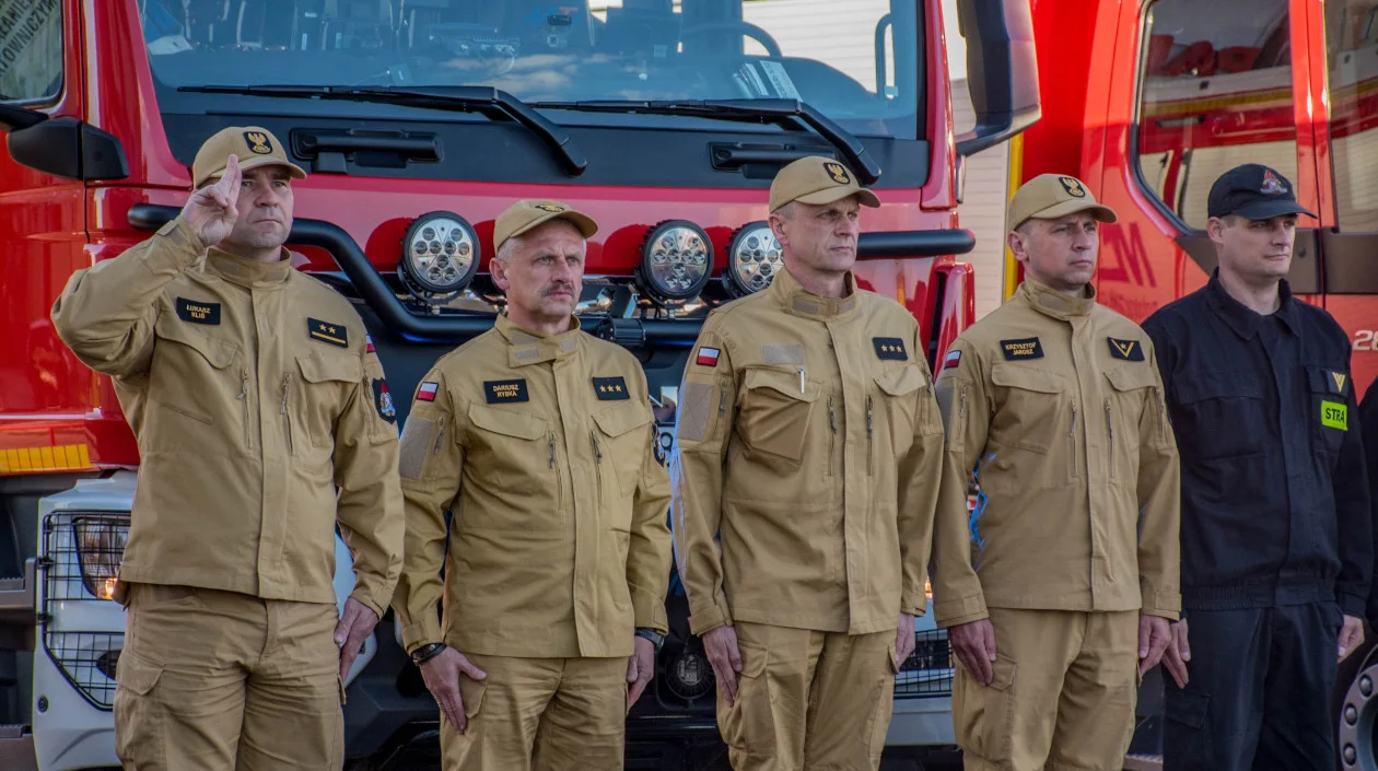 Przy włączonych sygnałach krotoszyńscy strażacy oddali hołd zmarłemu koledze - Zdjęcie główne