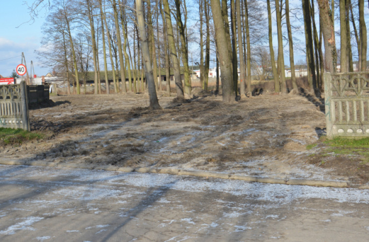 Sulmierzyce. Szpecący płot przy wojewódzkiej - Zdjęcie główne