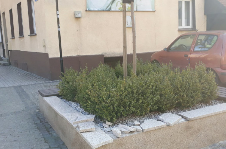 Krotoszyn. Dostawca zniszczył siedzisko na Placu Jana Pawła II - Zdjęcie główne