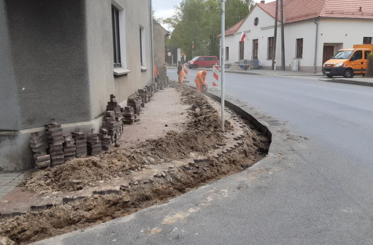 Wymieniają krawężniki w Kobylinie - Zdjęcie główne